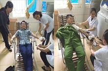 Hai chiến sĩ công an hiến máu cứu thai phụ qua cơn nguy kịch
